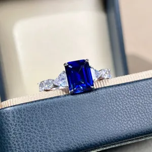 Primo piano dettagliato di uno splendido anello con zaffiro blu taglio smeraldo.
