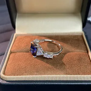 Anello in argento S925 con zaffiro blu taglio smeraldo da 3 carati e pietre laterali