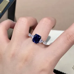 Primo piano dettagliato dell'anello in argento 925 con zaffiro coltivato taglio smeraldo e pietre.