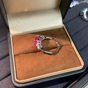 Prachtige zilveren ring met roze saffier, chic elegant driestersontwerp voor vrouwen.