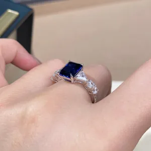 Anello in zaffiro taglio smeraldo in argento sterling con pietre brillanti, gioiello elegante.