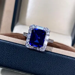 Vista dettagliata dell'anello in argento S925 zaffiro blu reale con diamanti scintillanti.
