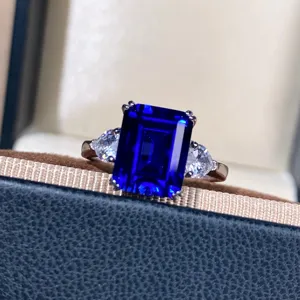 Dettaglio in primo piano dello zaffiro blu taglio smeraldo con pietre laterali in argento.