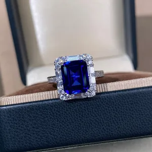 Vista dettagliata dell'anello in argento S925 con zaffiro blu reale e alone scintillante.