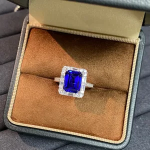 Splendido anello con zaffiro blu taglio smeraldo in argento sterling S925 vista dettaglio.