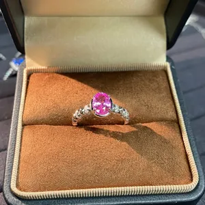 Anello in argento sterling S925 zaffiro rosa con gemma ovale e pietre laterali scintillanti.
