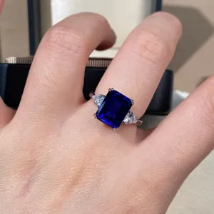 Squisito anello in argento 925 con zaffiro blu reale rettangolare lab-created, vista dettagliata.