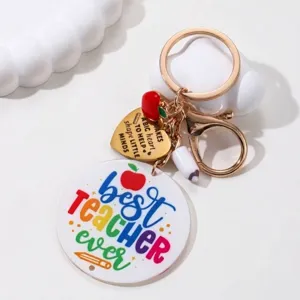 Detailopname van de Best Teacher Ever sleutelhanger met appel- en potloodbedels