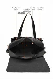 Gedetailleerd binnenaanzicht met vakken van een retro zwarte canvas messenger tas voor heren