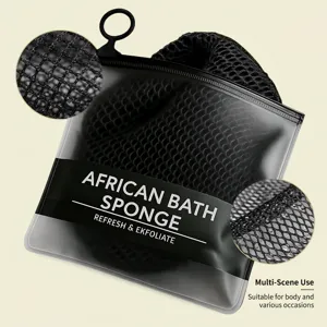 Primer plano de la textura de malla de esponja de baño africana negra y bolsa