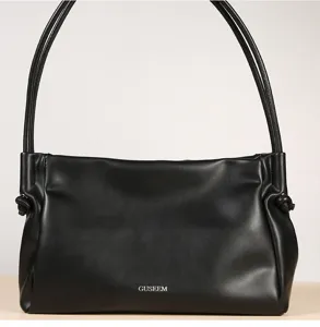 Nahaufnahme der schwarzen Leder-Schultertasche mit doppelten Tragriemen und seitlichen Knoten.