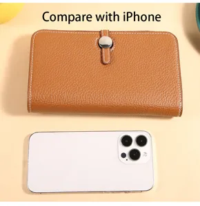 Bolso cartera de cuero de calidad detalle, tarjetero multifuncional con elegante cierre metálico.