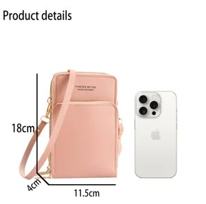 Vista dettagliata della borsa a tracolla rosa in ecopelle per cellulare con dimensioni.