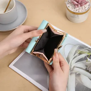 Monedero corto plegable de mujer en cuero PU con cierre de beso menta mini cartera con marco de metal.