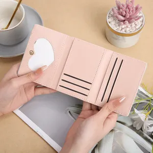 Bonita cartera rosa de tres pliegues para mujer con ventana de corazón y ranuras.
