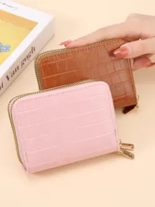 Portafoglio e porta carte di credito da donna con stampa coccodrillo e doppia zip.