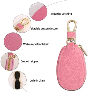Rosa Leder Autoschlüssel Etui Detail mit goldener Hardware, glattem Reißverschluss und Nähten.