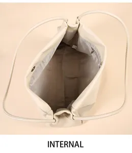 Minimalistische beige Leder Schultertasche Detail, geräumiges Innenleben mit Reißverschluss.