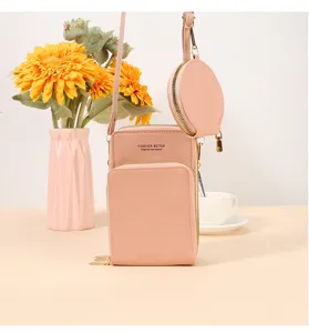 Borsa a tracolla rosa per telefono in set da due pezzi con piccola pochette rotonda stile minimal.