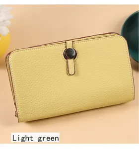Cartera larga de cuero texturizado verde claro, tarjetero multifuncional y bolso para teléfono.