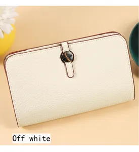 Elegante cartera de cuero minimalista en blanco roto con cierre de botón y borde marrón.
