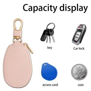 Detailansicht der Kapazität des rosa Leder-Schlüsseltasches für Schlüssel und Karten.
