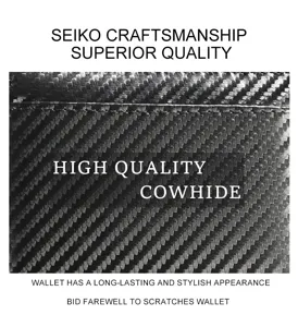 Nahaufnahme der eleganten schwarzen Brieftasche mit Kohlefaser-Muster und Textur.