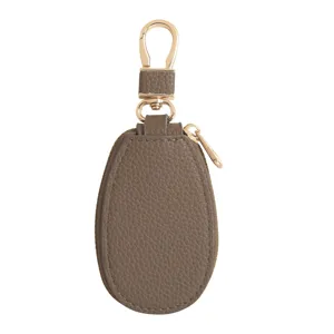 Kleines tropfenförmiges Leder Autoschlüssel Etui mit goldenen Metall Haken Detail Ansicht edel