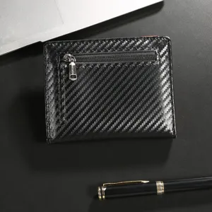 Herren Geldbörse mit Karomuster und Reißverschluss Münzfach aus Kunstleder in elegantem Schwarz.