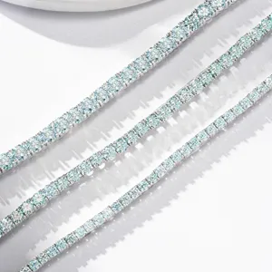 Primo piano dettagliato di bracciali tennis in moissanite scintillante, varie larghezze, argento.