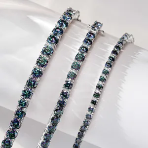 Dettaglio bracciale tennis in moissanite colorata, pietre arcobaleno su argento 925.