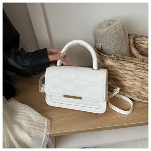 Sac bandoulière texturé blanc pour femme, élégant sac à main en similicuir avec fermeture métal.