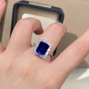 Stupendo anello in argento S925 con pietra preziosa blu reale e dettagli di diamanti scintillanti.