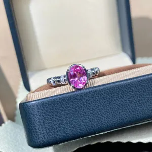 Anello in argento S925 con pietra preziosa rosa e design a fascia perlata elegante