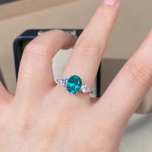 Primer plano detallado del elegante anillo de plata 925 con topacio paraiba brillante.