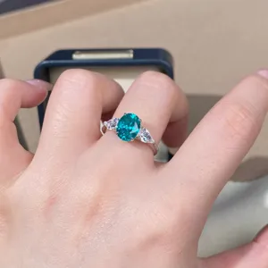 Precioso anillo de topacio Paraiba en plata 925, detalle de piedra ovalada 7x9mm.