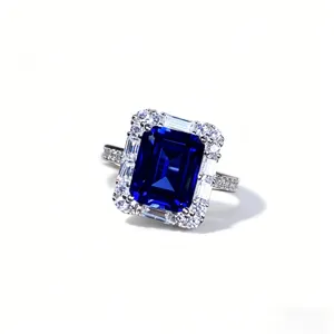Stupendo anello con zaffiro blu reale taglio smeraldo e diamanti scintillanti in argento