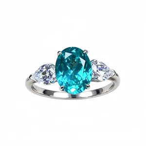Elegante anillo de plata 925 con gema ovalada brillante y piedras laterales de diseño.