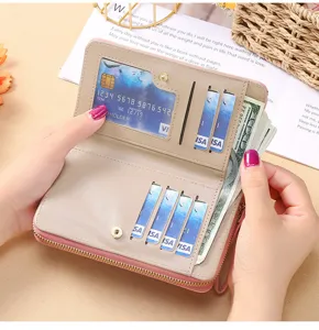 Portefeuille long pour femme vue détaillée avec plusieurs fentes pour cartes et billets.