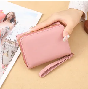 Detailaufnahme der rosa PU Leder Kurzgeldbörse, kompaktes Reißverschluss Münzfach mit Handschlaufe.