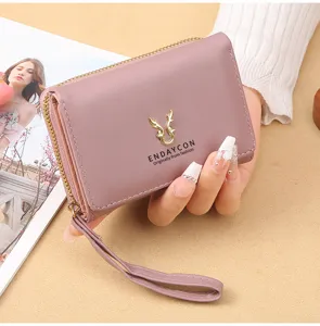 Damen PU-Leder Kurzgeldbörse, kleine Reißverschluss Münztasche mit Hirsch-Dekor und Handschlaufe.