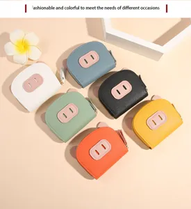 Présentation détaillée de jolis porte-monnaie et porte-cartes multicolores en forme de cochon.