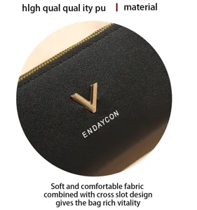 Nahaufnahme Detail der schwarzen PU-Leder Geldbörse mit metallischem V-Logo und Textur.