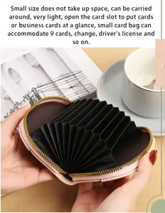 Gedetailleerd uitzicht op het accordeon pashouder interieur, compact PU lederen roze etui.