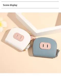 Vue détaillée du porte-cartes motif cochon mignon avec fermeture éclair et texture en cuir.