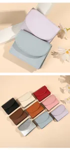 Minimalistische effen kaarthouder portemonnee detailweergave, compacte PU-lederen tas.