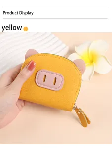 Vue détaillée du porte-monnaie cochon jaune, étui de carte compact à fermeture éclair.