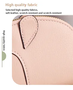 Roze PU lederen kaarthouder detail, zacht materiaal met fijne stiksels en gladde ritssluiting.