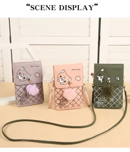 Borsa a tracolla verticale in pelle PU per cellulare con motivo gatto e pon pon morbido.