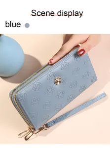 Portefeuille long bleu élégant avec double fermeture éclair et motif camélia gaufré.